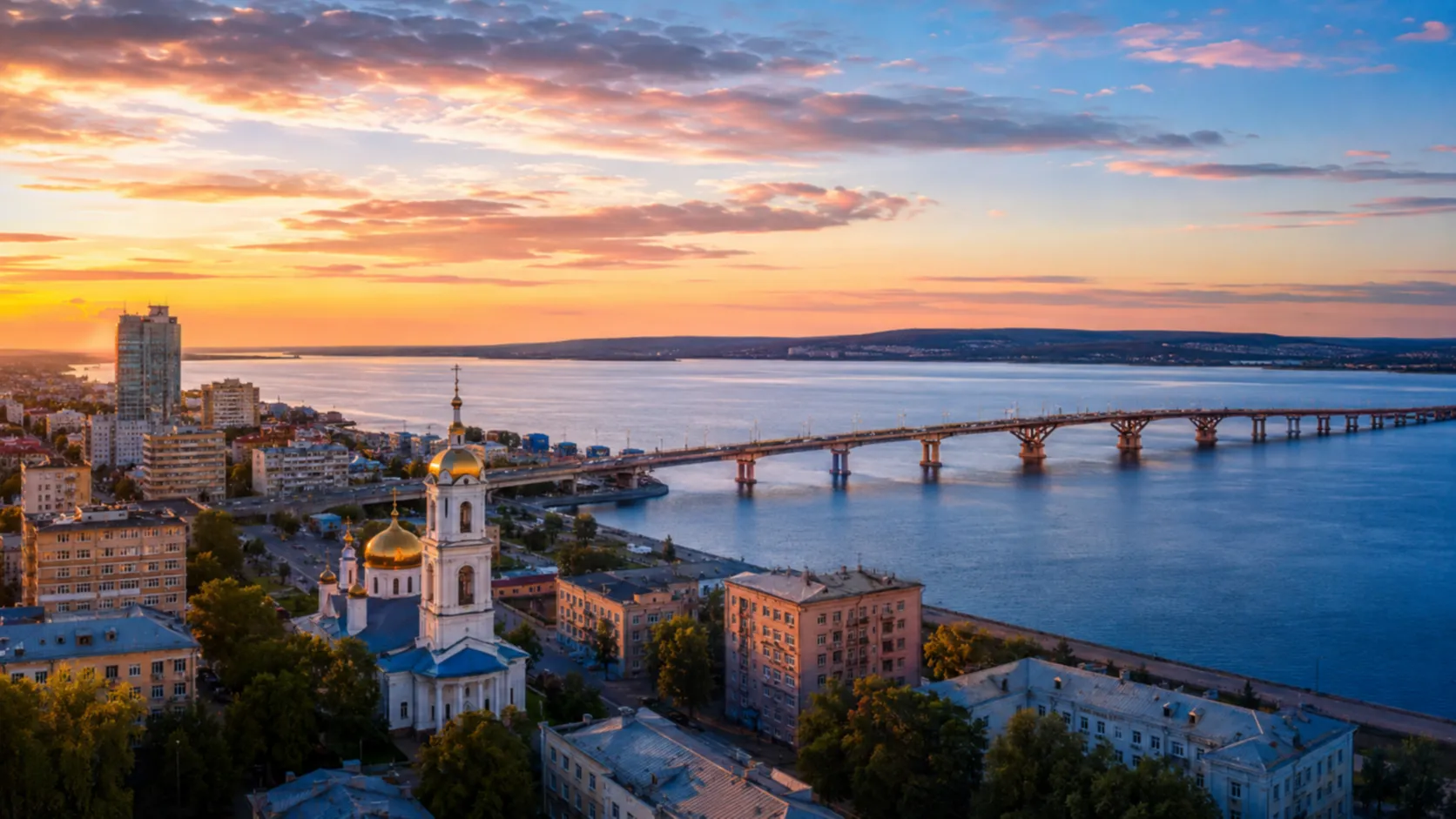 Ремонт тренажеров в Саратове на фоне Волги и городской панорамы
