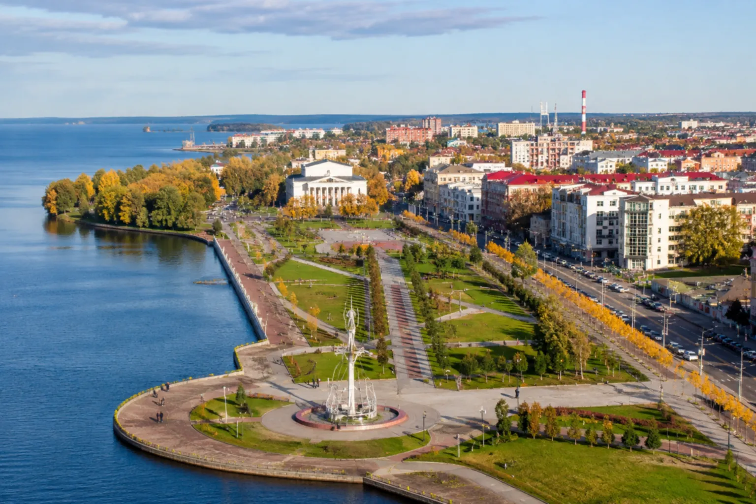 Ремонт тренажеров в Петрозаводске на фоне панорамы города и Онежского озера